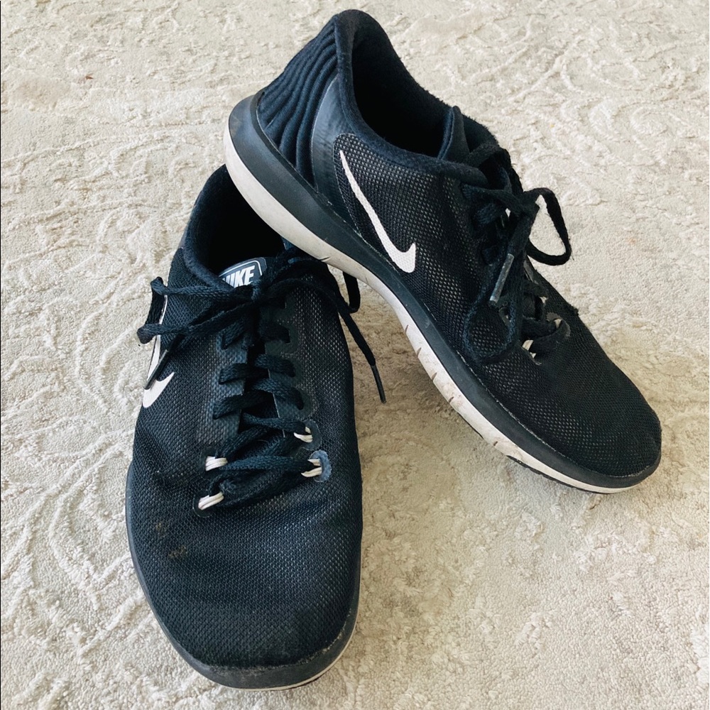 Kids black Nike’s running shoes